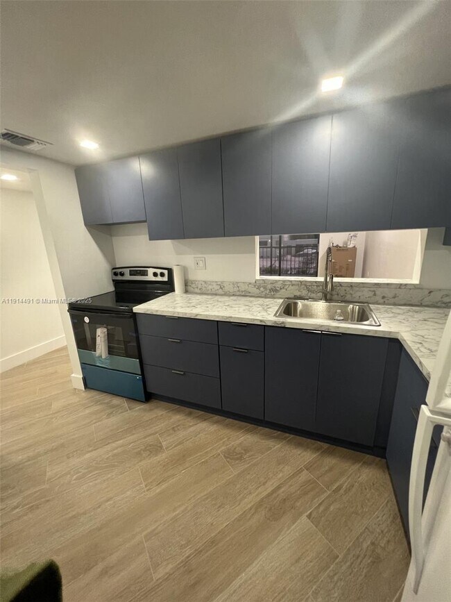 Building Photo - 8015 SW 107th Ave Unit 213