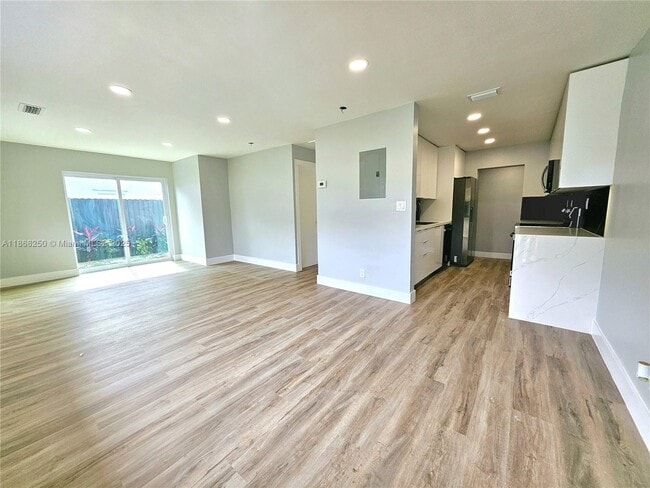 Building Photo - 2865 NE 13th Ave Rental