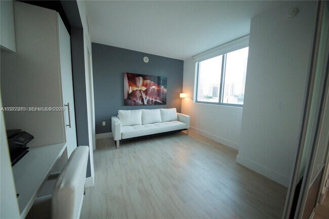 Photo - 92 SW 3rd St Unidad 1801