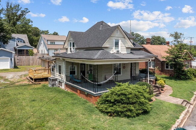 Building Photo - "Charming 1-Bedroom Retreat with Gleaming ... Unit Apt A