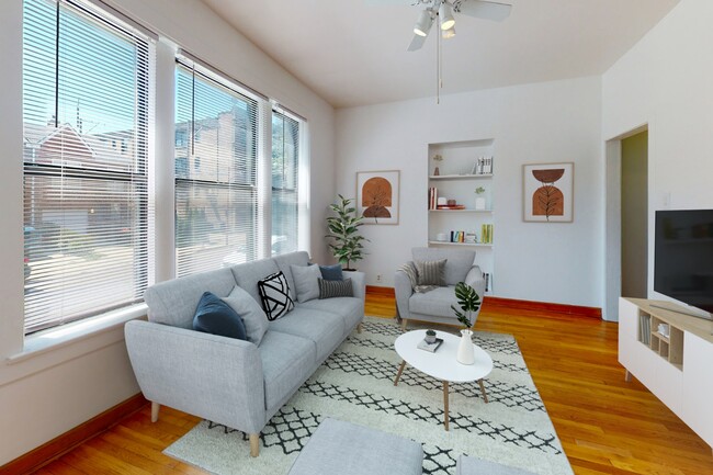 Dining/Living room - 1018 E. 54th Street Apartments