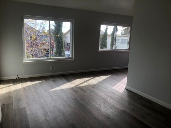 Photo - 2431-2433 Renwick St Unit 2431-B