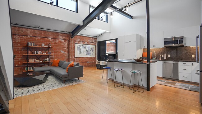 Building Photo - 120 S Hewitt St Unit 11 Rental
