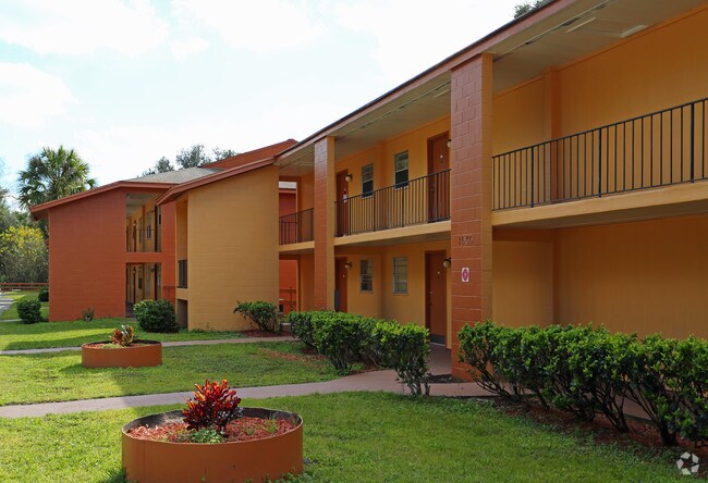 Palm Lake Apartments - Palm Lake Apartments