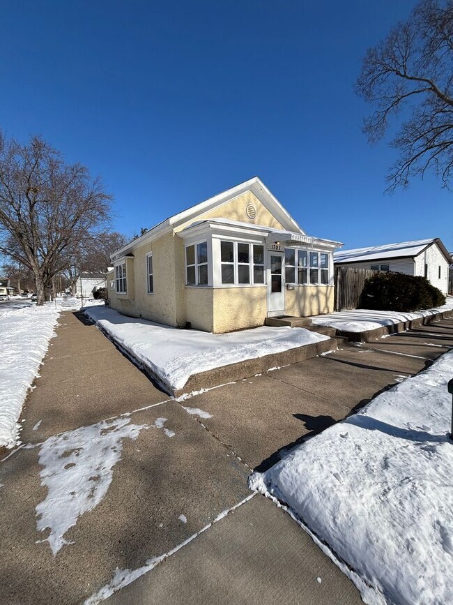 Building Photo - Charming 2-Bedroom Home in Great La Crosse...