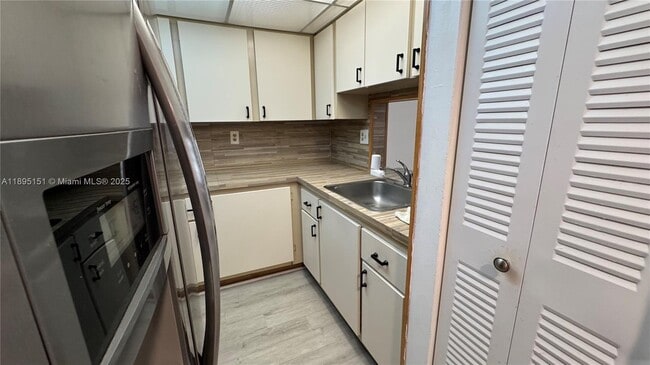 Photo - 9688 Fontainebleau Blvd Unidad 201