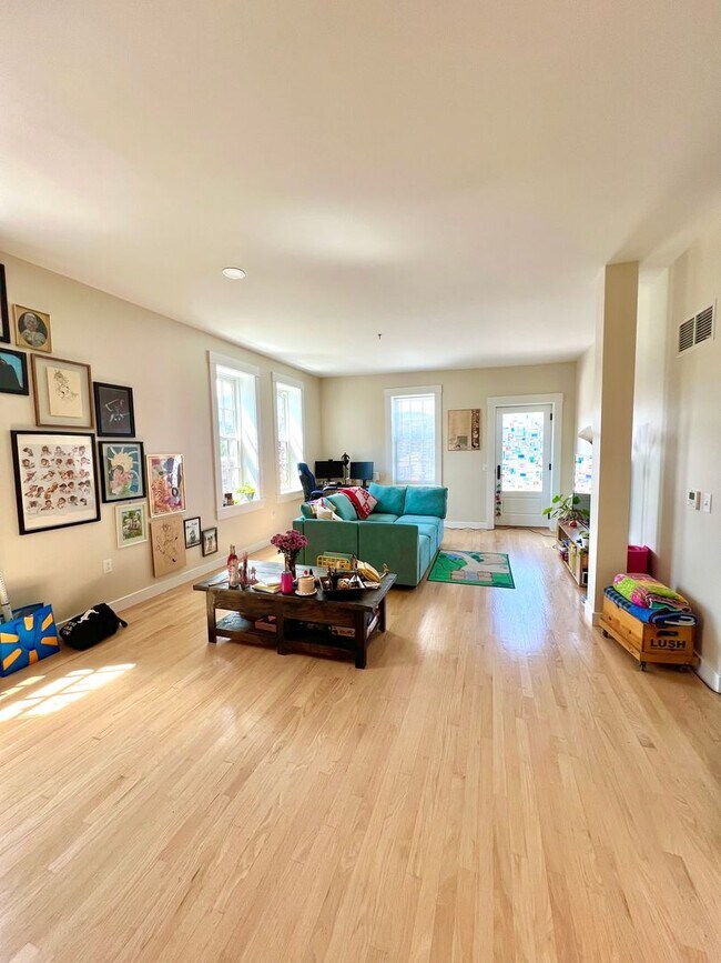 Photo - Putnam Block Hotel, Bennington - Spacious ... Apartment Unit 309