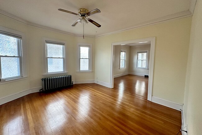 Living rooms - 32 Lancaster Rd Apartments