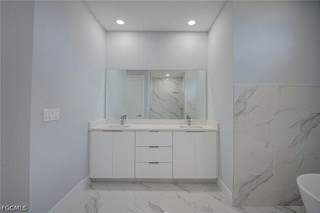 Photo - 872 Spaulding St E