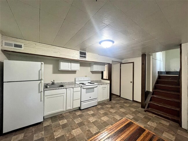 Photo - 831 E College St Unidad B