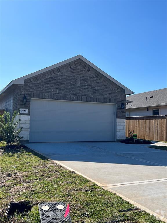 Building Photo - 1709 Oak Ln Rental