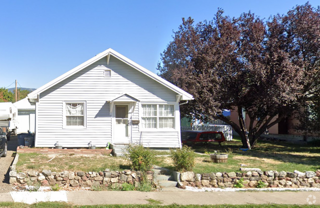 Building Photo - Peaceful northside home