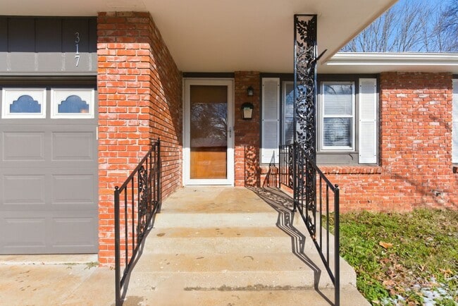 Photo - 3 Bedroom | 2 Bathroom | 2 Car Garage | Springfield MO | Fenced Back Yard!