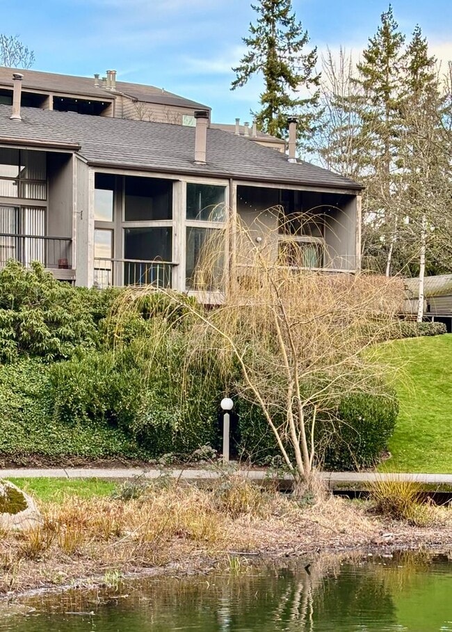 Building Photo - 2 Bed / 1.5 60-01 Redmond Townhouse $2,695/mo