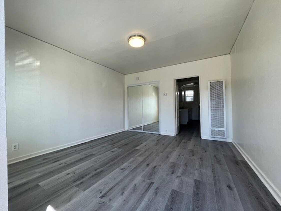Quaint Studio, Freshly Painted, with moder... - Quaint Studio, Freshly Painted, with moder...