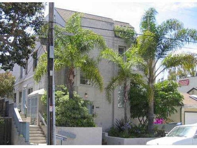 Building Photo - 3 Bed 2.5 Bath in Pacific Beach with laundry and garage!