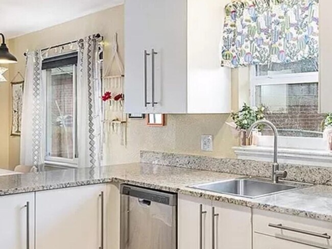 Photo - 3351 Jasmine St