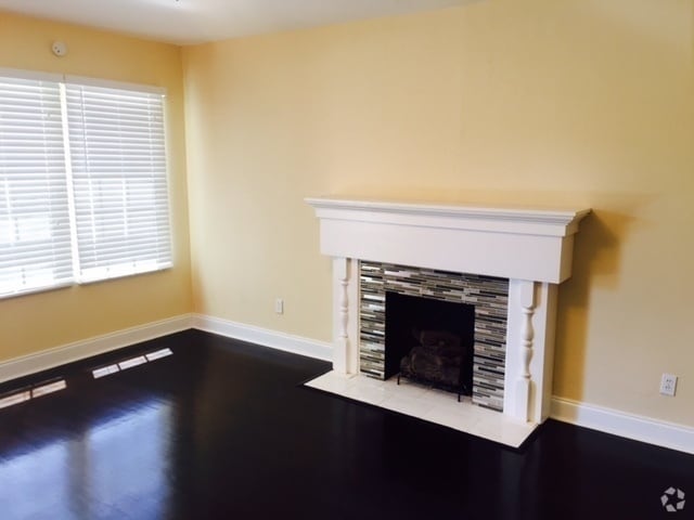 Building Photo - Charming home, just a few miles from Downt...