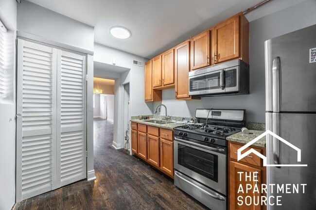 Building Photo - 2551 W Fullerton Ave Unit 2