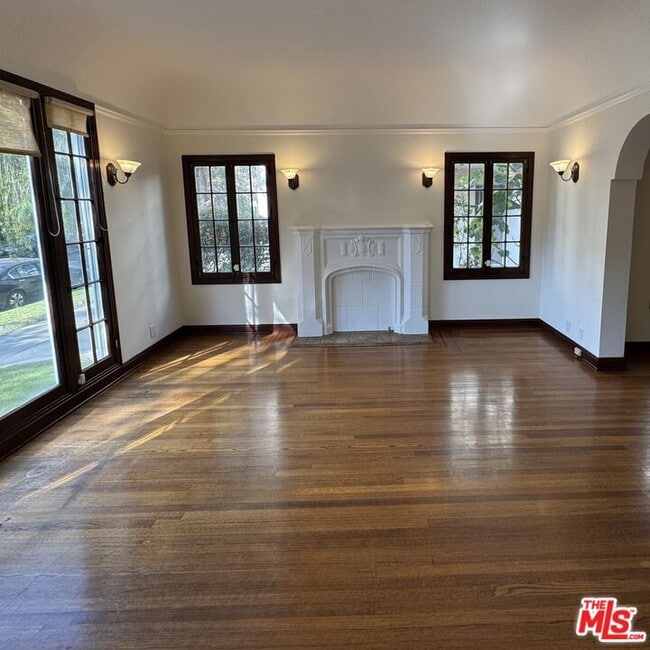 Photo - 328 N Sycamore Ave