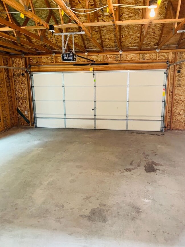 Photo - Amazing 3 Bed 2 Bath - Townhouse