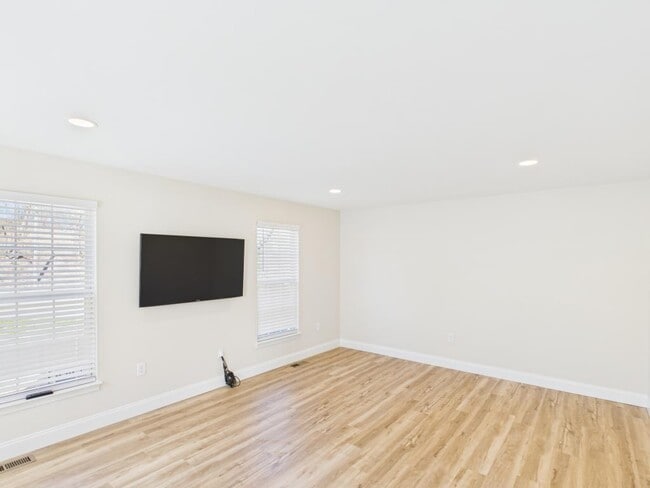 Photo - 720 E Newport Rd