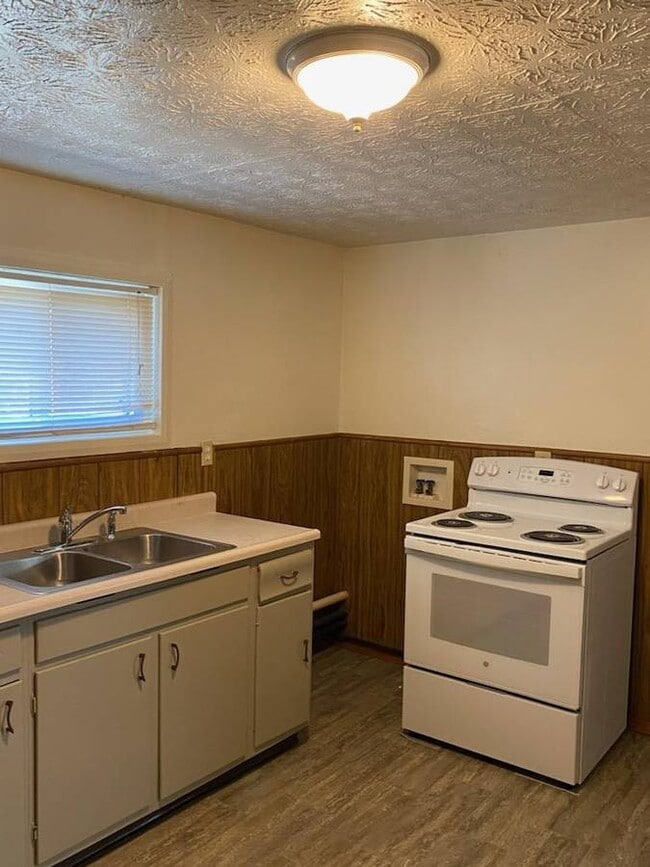 13 1/2 W Center St