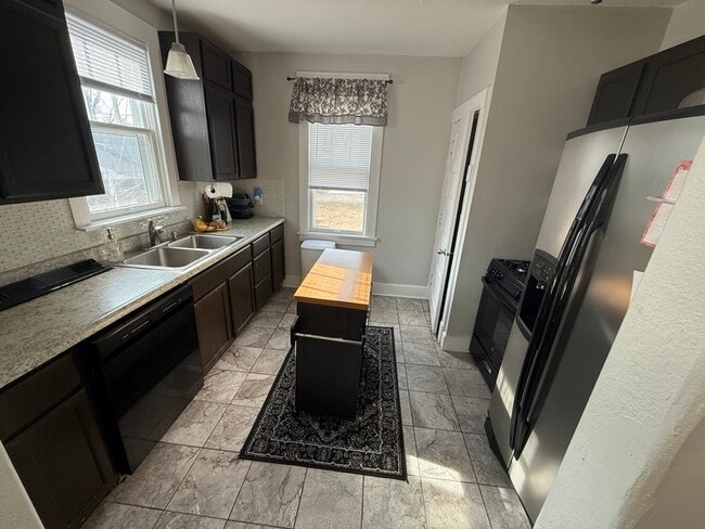 Photo - 2016 Linn Blvd SE