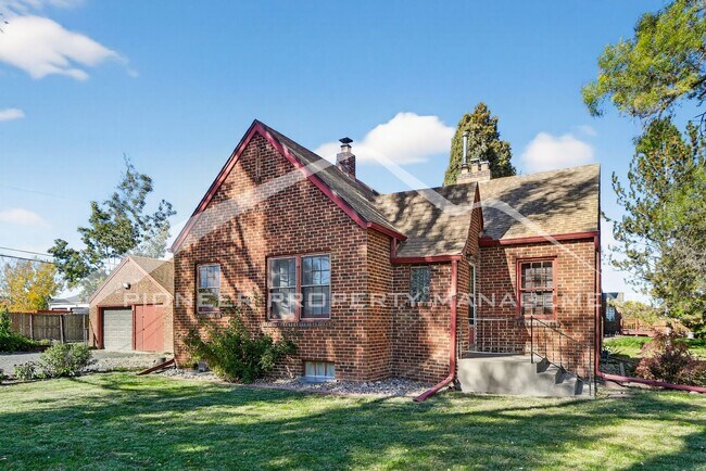 Building Photo - Charming Home with Washer/Dryer and Fenced...
