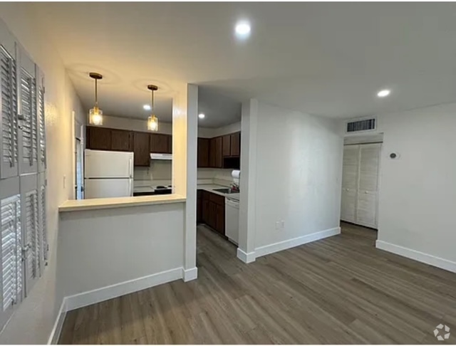 Building Photo - 5325 SW 77th Ct Unit Lakeview Gardens Rental