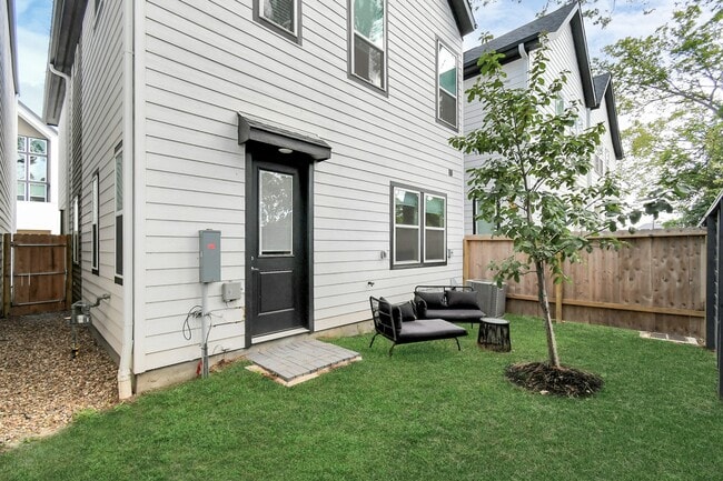 Photo - 1107 Highland Square Ln