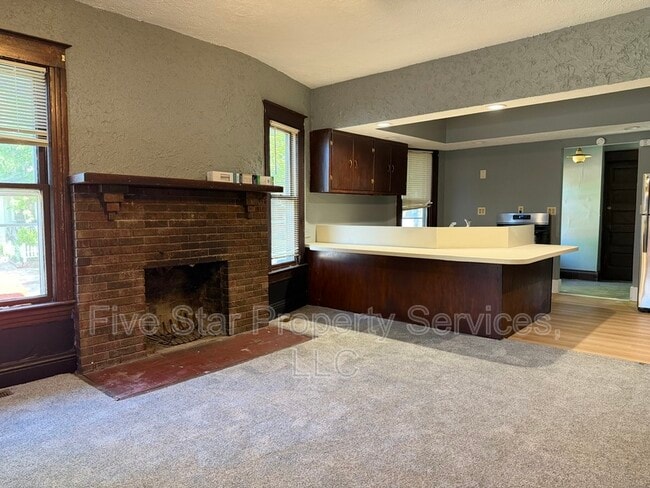 Photo - 229 W Allen St