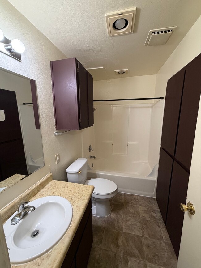 Photo - 122 Frisbie St