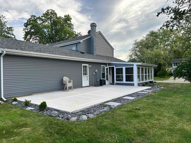 Photo - 23W234 Edgewood Ct