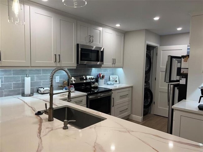 Building Photo - 1523 E Hillsboro Blvd Unit 334