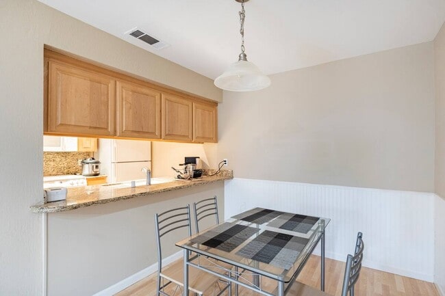 Building Photo - 5488 Roundtree Dr Rental
