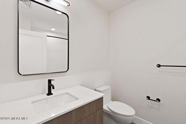 Photo - 139 Christopher Columbus Dr Unidad 305