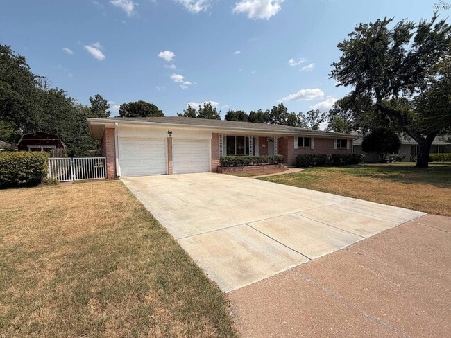 Building Photo - 1547 Singleton Ave