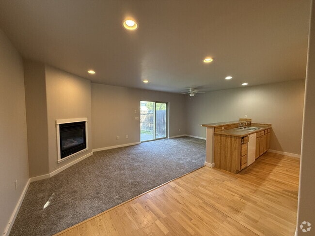 Building Photo - 3 Bed Townhome with awesome fenced yard! Unit A