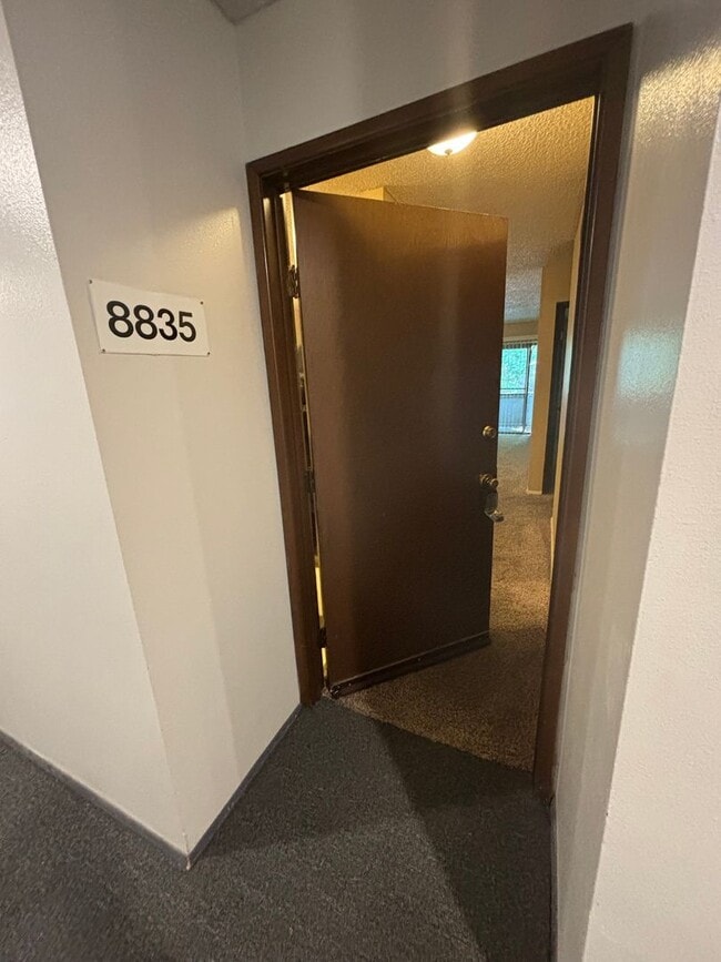 Building Photo - 1 bed 1 bath condo with seasonal outdoor pool available now!! Unit 1