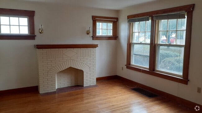Building Photo - 23 Union St Unit Right Rental