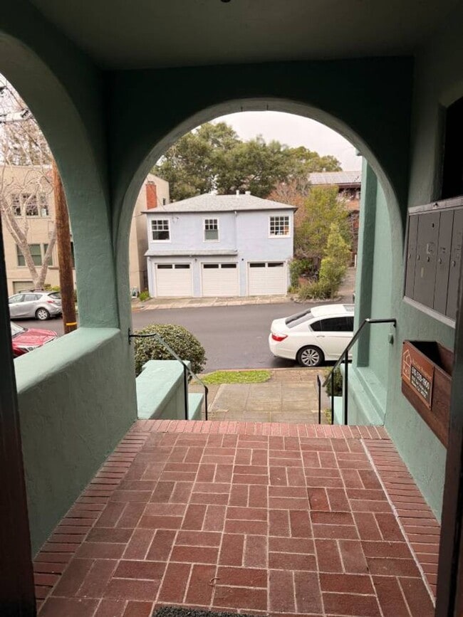 Photo - Quite a bedroom with plenty of light, Great location and is just off the main St. It is quite als... Unit 01