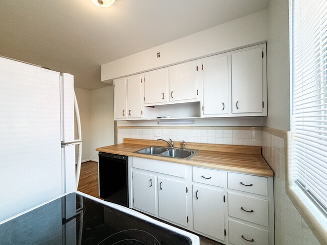 Kitchen - 3408 Lumardo Ave Unit 4
