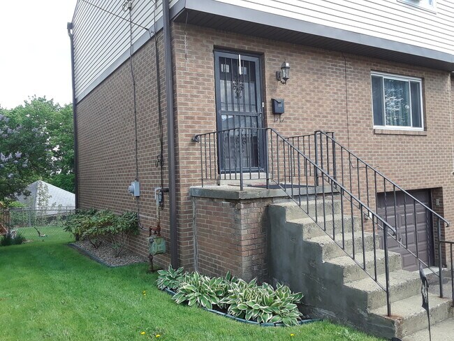 Front door - 337 Ridgewood Ave Townhome