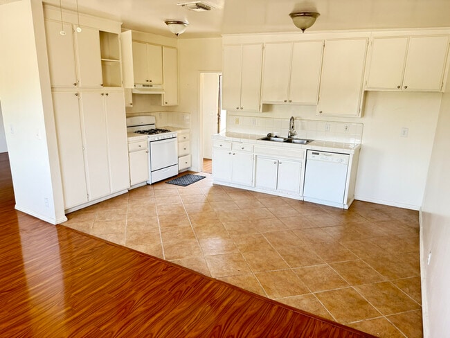 Building Photo - 14942 Burbank Blvd Rental