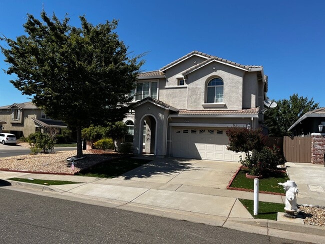 Building Photo - Executive 4 Bedroom, 2.5 Bathroom 2100 Sqf... Rental