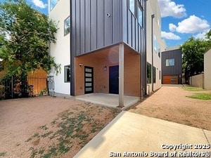 Building Photo - 2615 S Flores St Unit # 101