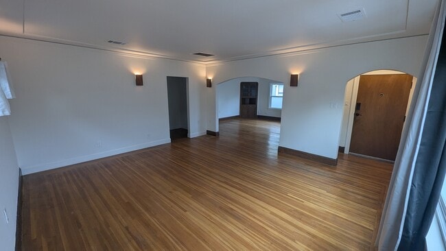 Building Photo - 552 45 St Unit Front