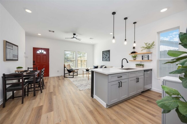 Photo - 5811 Senior St