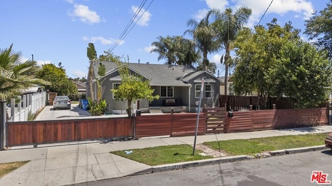 Photo - 6712 Cedros Ave